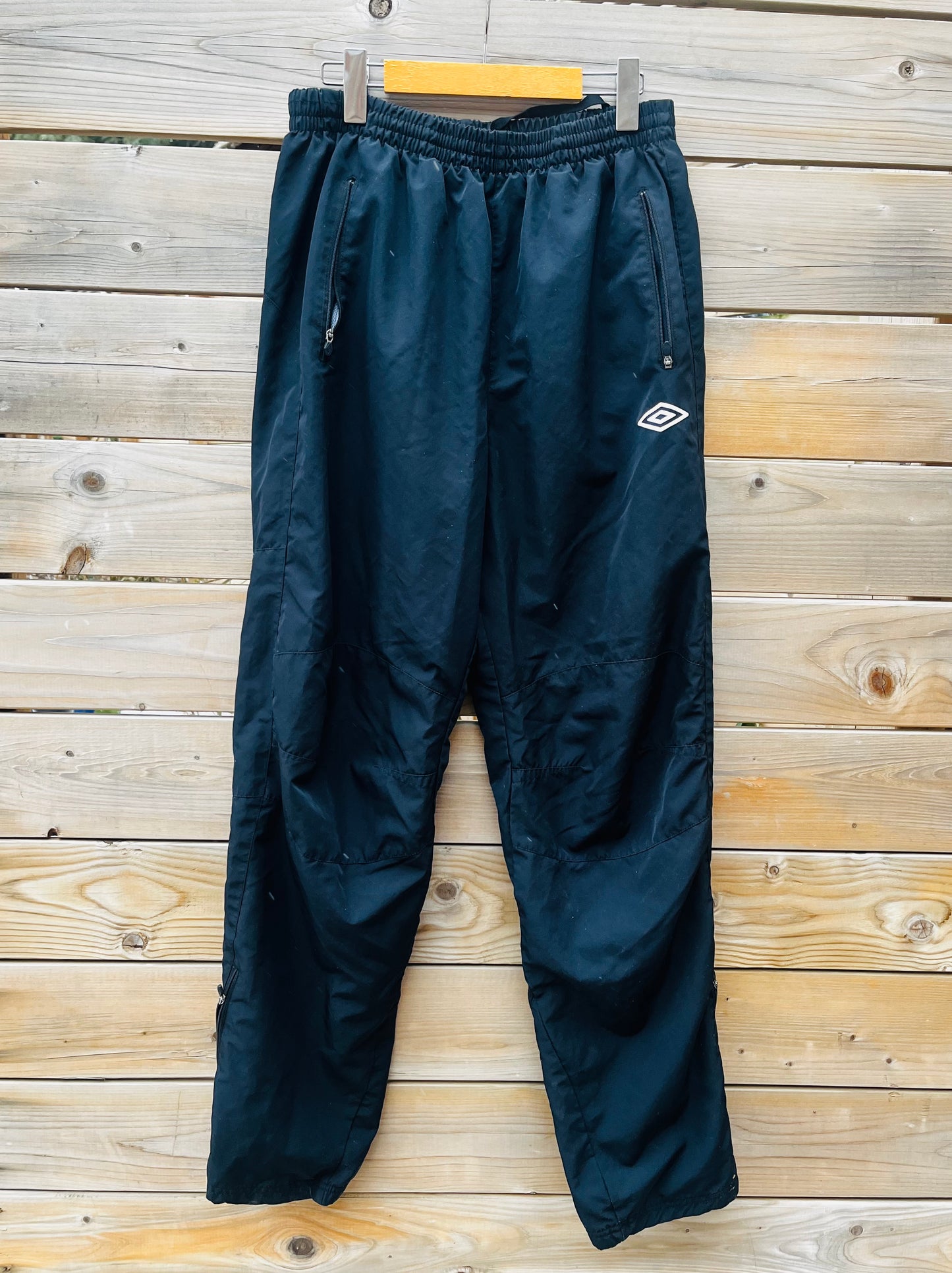 VINTAGE UMBRO BLACK TRACK PANTS SIZE LARGE