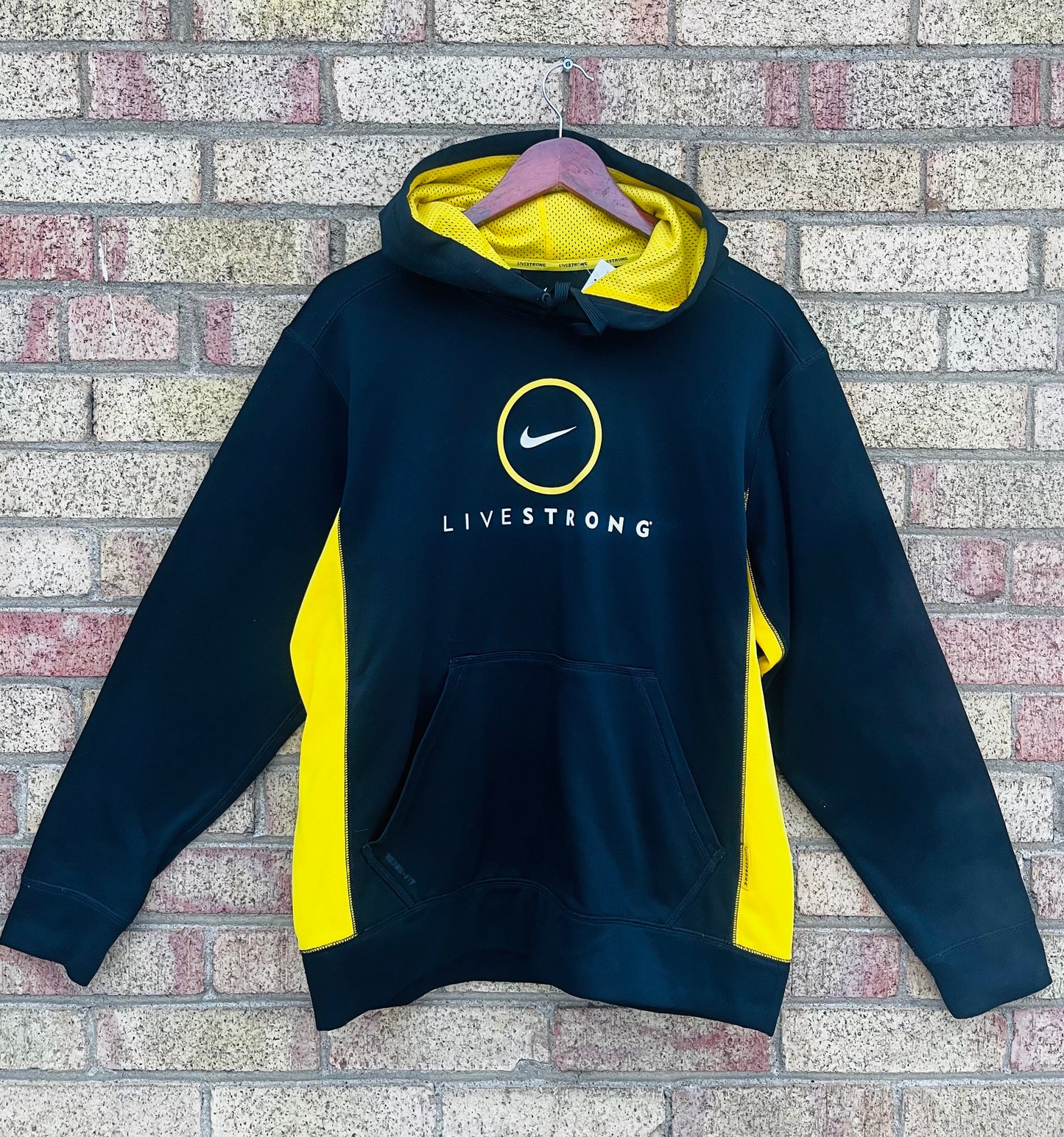 NIKE LIVESTRONG HOODIE SIZE MEDIUM