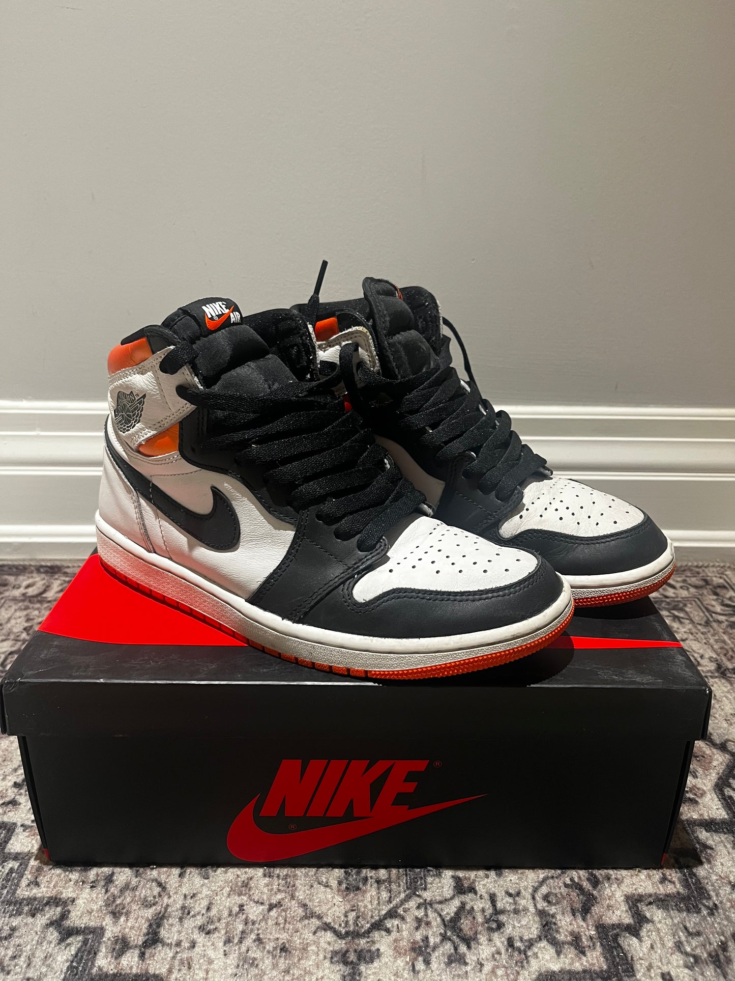 NIKE AIR JORDAN 1 RETRO HIGH ELECTRO ORANGE SIZE MENS US 8