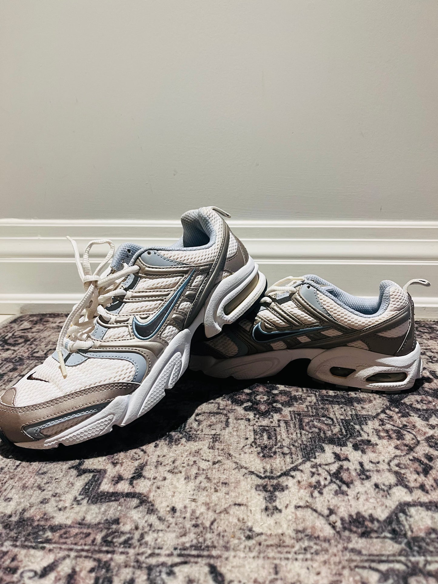 WOMENS NIKE AIR RUNNING SNEAKERS SIZE 7.5