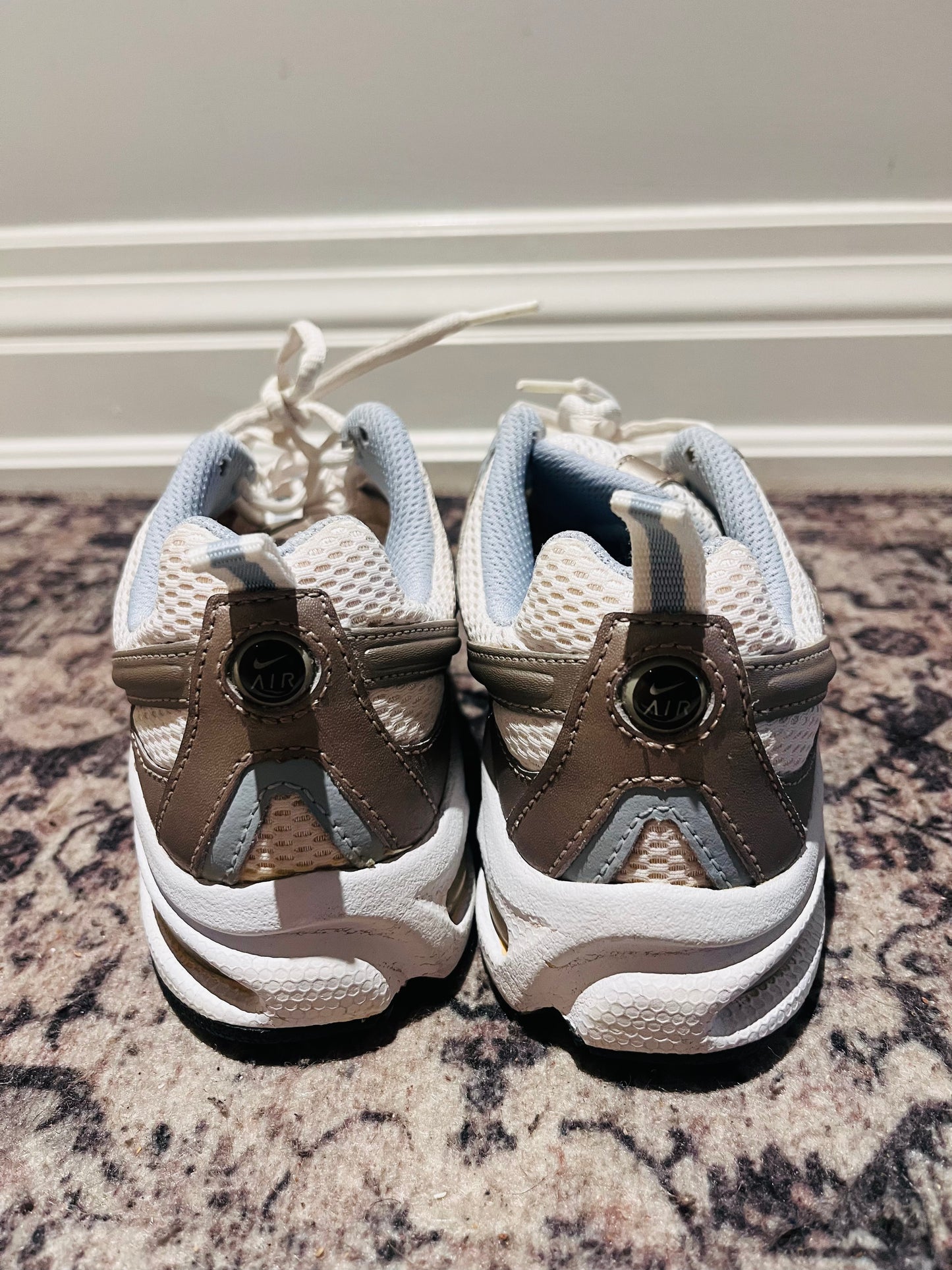 WOMENS NIKE AIR RUNNING SNEAKERS SIZE 7.5