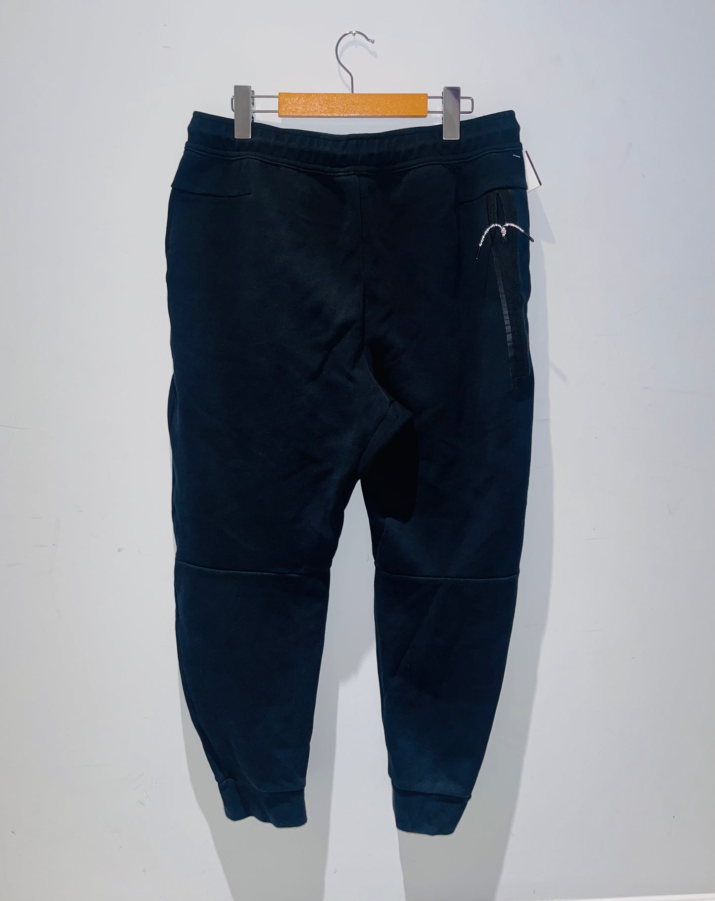 NIKE TECH BLACK SWEATPANTS SIZE LARGE