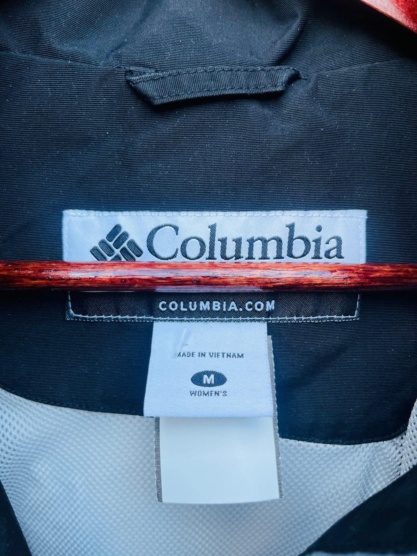 COLUMBIA WOMENS BLACK JACKET SIZE MEDIUM