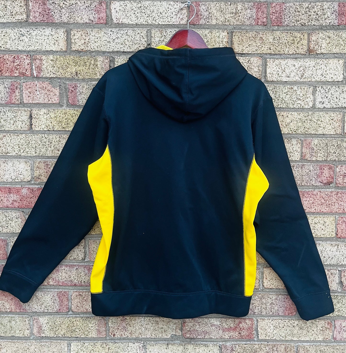 NIKE LIVESTRONG HOODIE SIZE MEDIUM