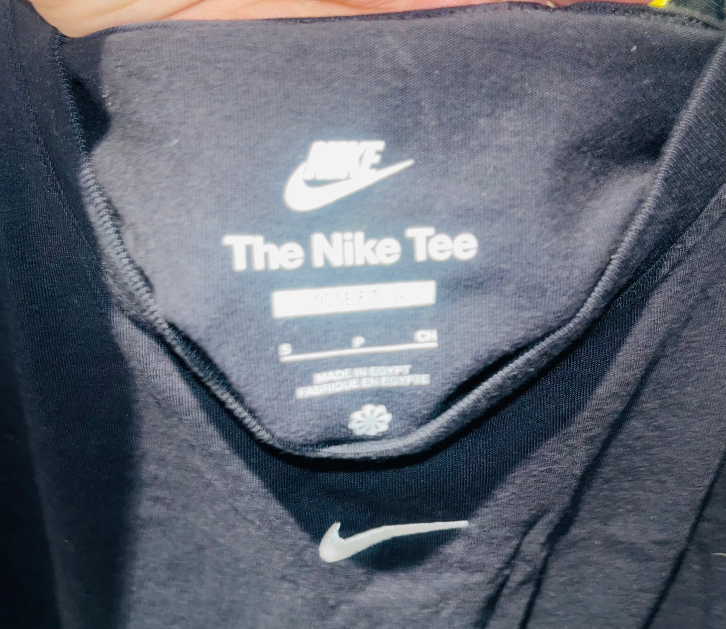NIKE LOGO TSHIRT SIZE SMALL