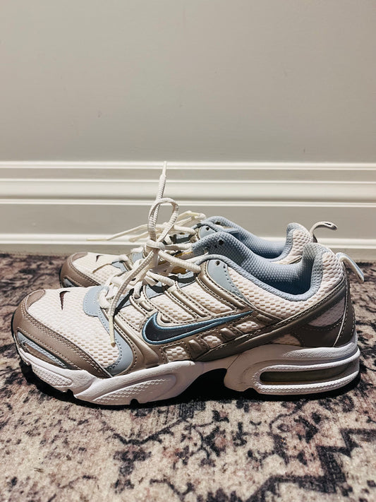WOMENS NIKE AIR RUNNING SNEAKERS SIZE 7.5