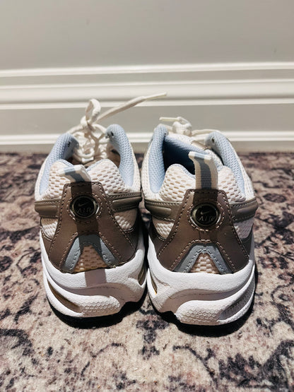 WOMENS NIKE AIR RUNNING SNEAKERS SIZE 7.5